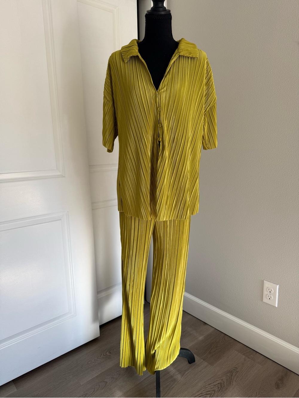 Pleated Button-Front Pajama Set in Chartreuse - Women - Picture 4 of 6